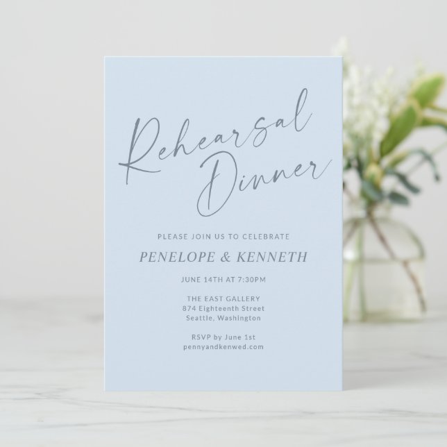 Invitation Minimalist Modern Blue Script Rehearsal Dinner (Debout devant)