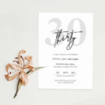Invitation minimaliste moderne 30e anniversaire de<br><div class="desc">Cette invitation minimaliste à la fête du 30ème anniversaire de typographie est parfaite pour une fête d'anniversaire moderne. Le design simple est composé d'une typographie minimaliste classique en noir et blanc et d'une touche moderne. Personnalisable dans n'importe quelle couleur. Gardez le design minimal et élégant, en l'état, ou personnalisez-le en...</div>