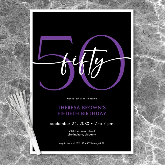 Invitation Minuscule violet moderne Cinquante Script Annivers (Modern Minimal Purple Fifty Script Birthday Invitation)