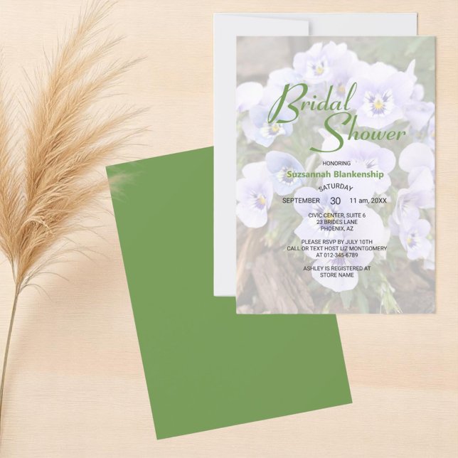 Invitation Modèle de mariage avec photo de pensées violettes  (floral front with template text and solid color back bridal shower invitation)