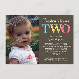 Invitation modelée de fête d'anniversaire deux