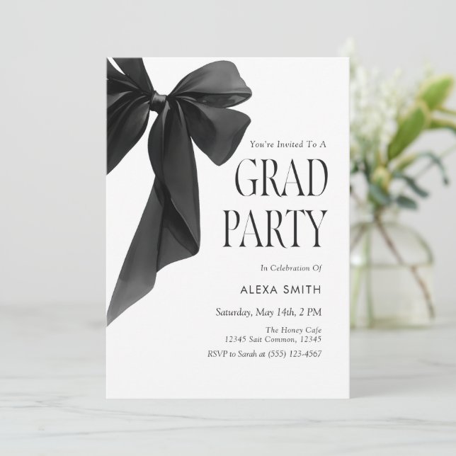 Invitation Modern Black Bow Graduation Elegant Minimalist (Debout devant)