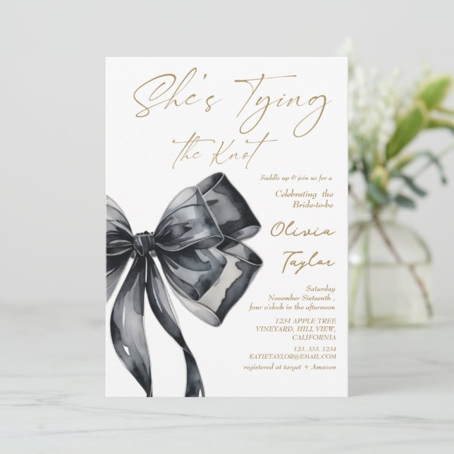 Invitation Modern Bow She's Tying the Knot Bridal Shower  (Debout devant)