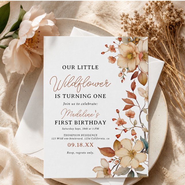 Invitation Moderne Chic Fleur Sauvage Script 1er Anniversaire (Modern Chic Wildflower Script 1st Birthday Girl Invitation)