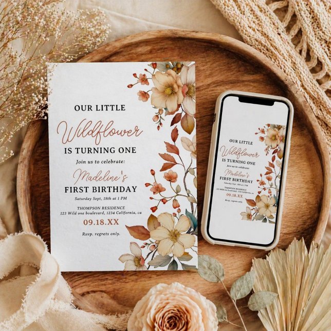 Invitation Moderne Chic Fleur Sauvage Script 1er Anniversaire (Modern Chic Wildflower Script 1st Birthday Girl Invitation)
