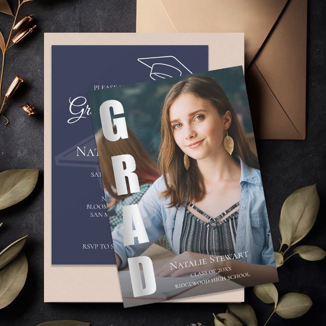 Invitation Moderne Faux Silver Foil GRAD Photo Graduation (Modern Faux Silver Foil GRAD Photo Graduation Invitation)