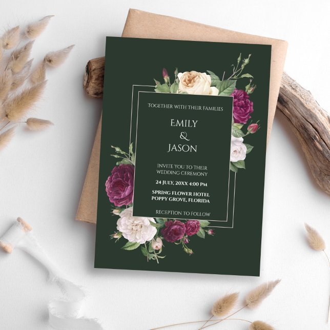 Invitation Moderne Floral Burgundy Vert Émeraude (Modern Emerald Green Burgundy Floral Invitation on a boho table.)