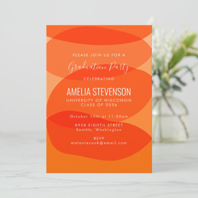 Invitation Moderne Orange Abstrait Shapes Graduation Party (Debout devant)