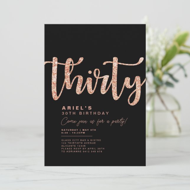 Invitation moderne pour 30e anniversaire noir et o (Debout devant)