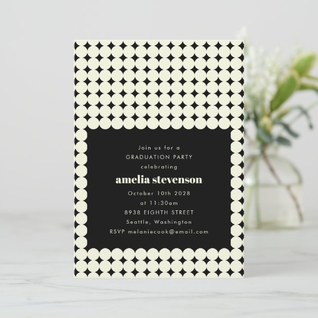 Invitation Moderne Retro Black White Dots fête de graduation (Debout devant)