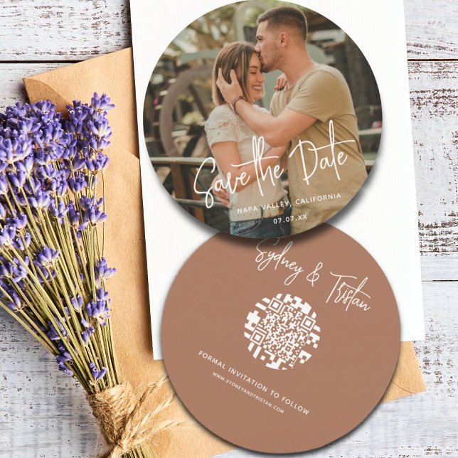 Invitation Moderne simple Enregistrer la date Photo Overlay M (Modern Simple Round Photo Save the Date QR Code Terracotta Wedding Invitation.)