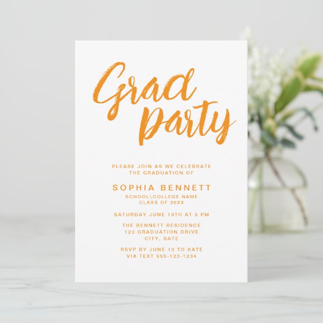 Invitation Moderne tendance Orange Brosse Script Graduation P (Debout devant)