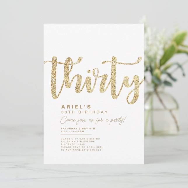 Invitation moderne White & Gold 30th Birthday (Debout devant)