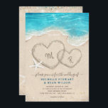 Invitation Monogramme Coeurs dans le mariage de la plage de s<br><div class="desc">Créez vos propres invitations de mariage à la plage avec vos initiales monographiques personnalisées... L'aquarelle présente des oeuvres illustrées par Raphaela Wilson. 2 coeurs dans le sable recouvert d'or, vagues étincelantes de l'océan, étoiles de mer, lampes à cordes et autres éléments tropicaux se réunissent magnifiquement pour créer une invitation de...</div>