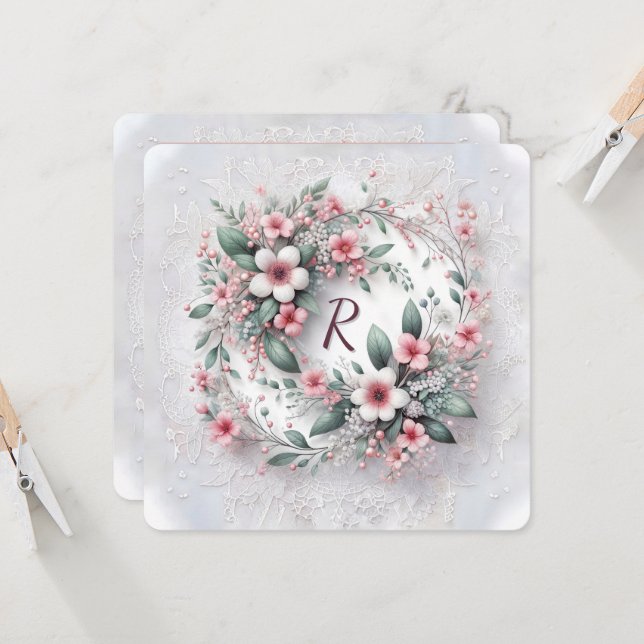 Invitation Monogramme Dans Un Mariage Élégant Fleur Wreath (Devant/Arrière en situation)