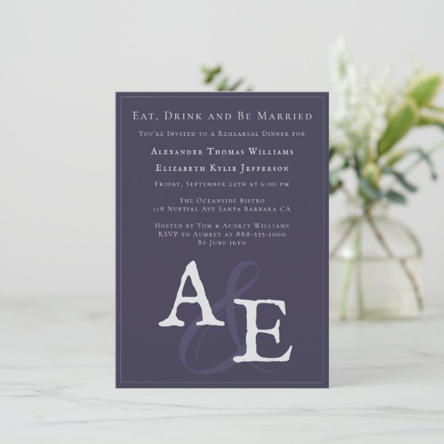Invitation Monogramme minimaliste Plum violet (Debout devant)