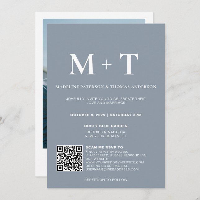 Invitation Monogramme moderne Dusty bleu QR Code Rsvp Mariage (Devant / Derrière)