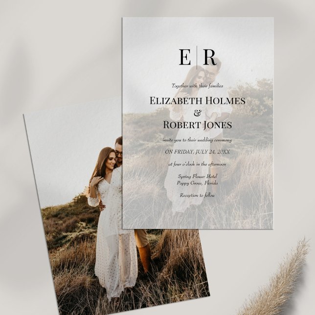 Invitation Monogramme moderne élégant Mariage photo personnal (Modern Elegant Monogram Custom Photo Wedding Invitation on a white table with dry flower.)