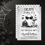 Invitation Mort à son cocktail fantôme de 20 ans Fête d'anniv<br><div class="desc">Découvrez votre vingtaine dans un style unique avec ce design "Death to Her 20's 30th Birthday Party" avec un fantôme chic arborant une paire cool de lunettes de soleil oeil de chat,  tenant son sac à main dans une main et son cocktail dans l'autre.</div>