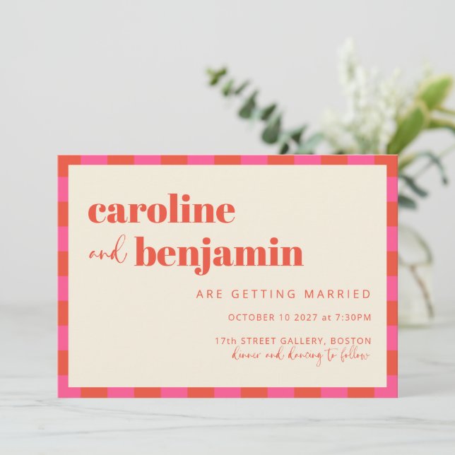 Invitation Motif à carreaux rose et orange vif pour mariage  (Debout devant)