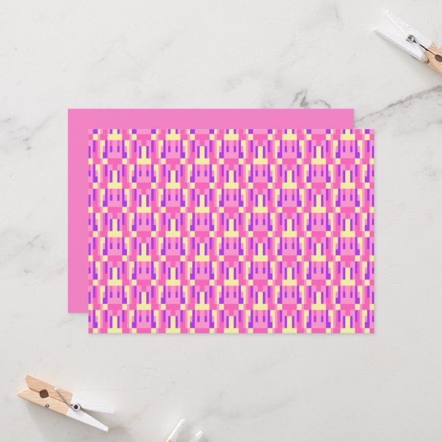Invitation Motif de bloc géométrique pixelisé rose pastel vio (Devant/Arrière en situation)