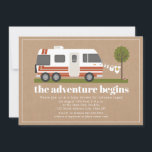 Invitation Motorhome vintage les années 70<br><div class="desc">Baby shower garçon à thème aventure avec illustration de remorque de camper vintage bleu et blanc rétro avec des vêtements bébé accrochés à la ligne de tissu connecté à l'arbre à feuillage persistant.  L'Arrière - plan est d'inspiration stock de carte brune.</div>