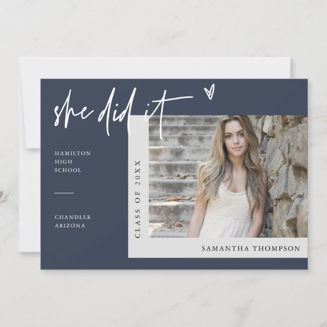 Invitation Navy Blue Modern Elle L'A Fait Grad Photo (Devant)