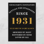 Invitation Né 1931 90th Birthday Love Ajouter Votre Nom Noir<br><div class="desc">Pour ceux qui sont nés en 1931 et fêtent leur 90ème anniversaire, nous avons la carte d'invitation idéale. L'arrière - plan noire au design blanc et or est simple et élégante. Customisez facilement le texte à l'avant et à l'arrière de cette carte d'invitation d'anniversaire en utilisant le modèle fourni. Une...</div>