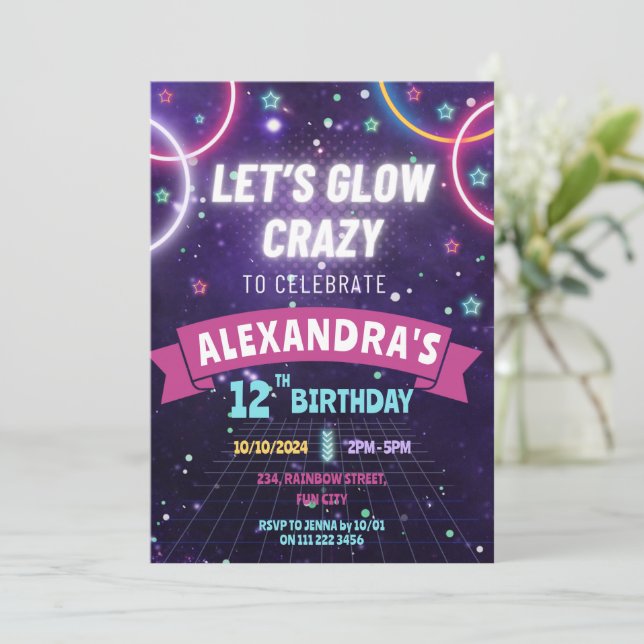 Invitation Neon Llow Dans L'Éclairage Feu D'Anniversaire Fill (Debout devant)