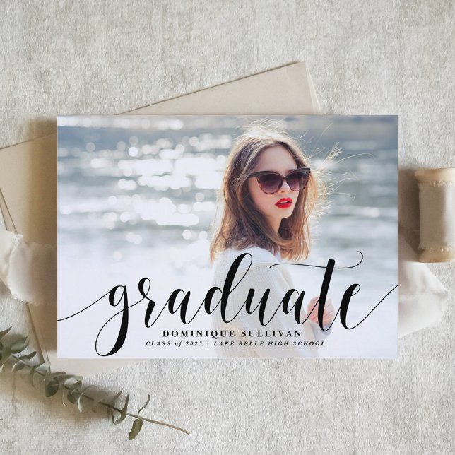 Invitation Noir Moderne Calligraphie Photo Graduation (Personalized Photo Graduation Invitation with Black Modern Calligraphy – Customizable Photo)