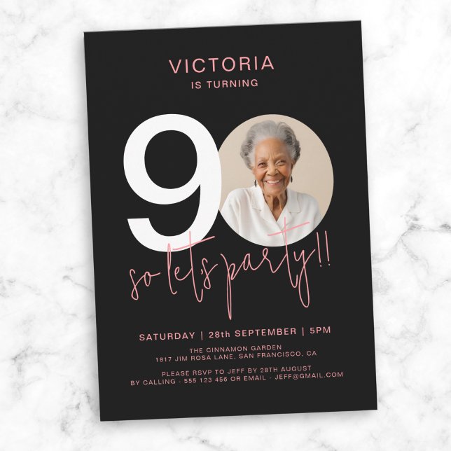 Invitation Noir rose moderne 90e anniversaire (Modern Black Pink Photo 90th Birthday Invitation)