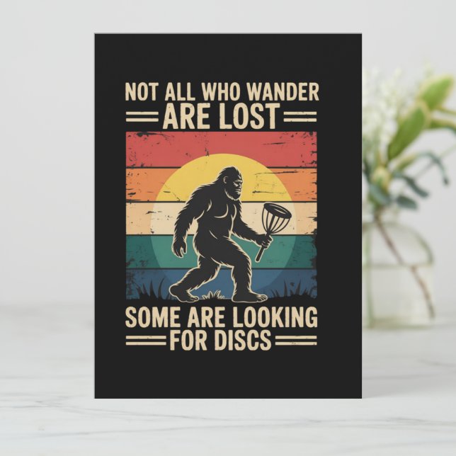 Invitation Not All Who Wander Are Lost Funny Disc Golf Disc  (Debout devant)