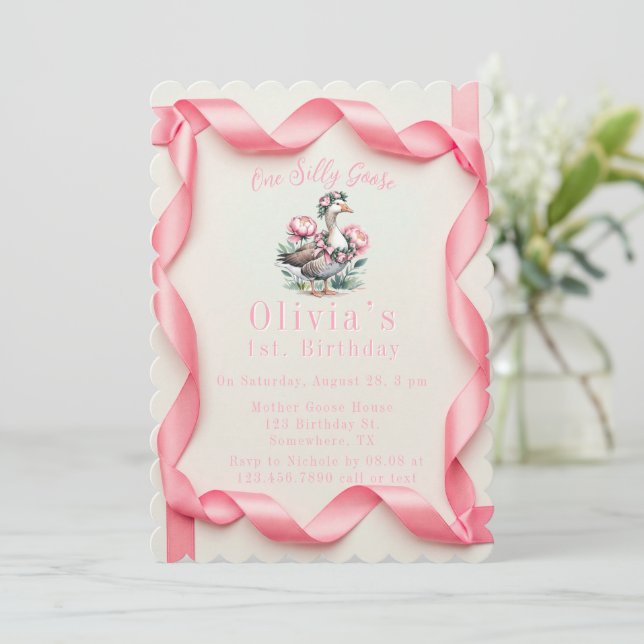 Invitation Notre oie sotte est Tourner une fille fête d'anniv (Debout devant)