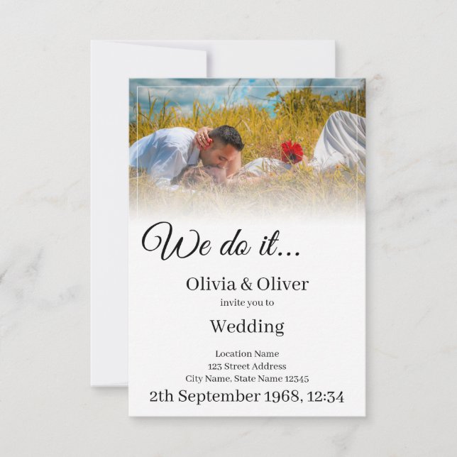 Invitation Nous le faisons - Couple s'embrassant dans une pra (Devant)