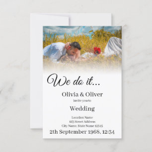 Invitation Nous le faisons - Couple s'embrassant dans une pra