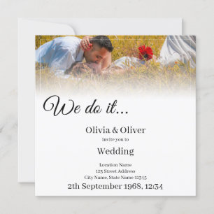 Invitation Nous le faisons - Couple s'embrassant dans une pra
