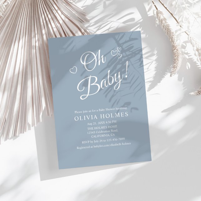 Invitation "Oh Baby" Dusty Bleu Moderne Baby shower minimalis ("Oh Baby" Dusty Blue Modern Minimalist Baby Shower Invitation on a sunny boho white table.)