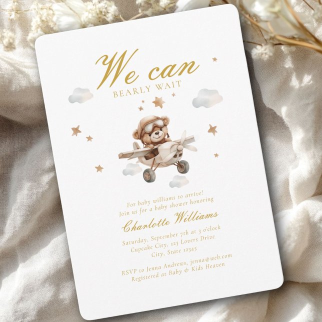 Invitation On Peut Attendre ! Ours et avion en peluche (We Can Bearly Wait! Cute Bear & Plain Baby Shower Invitation)