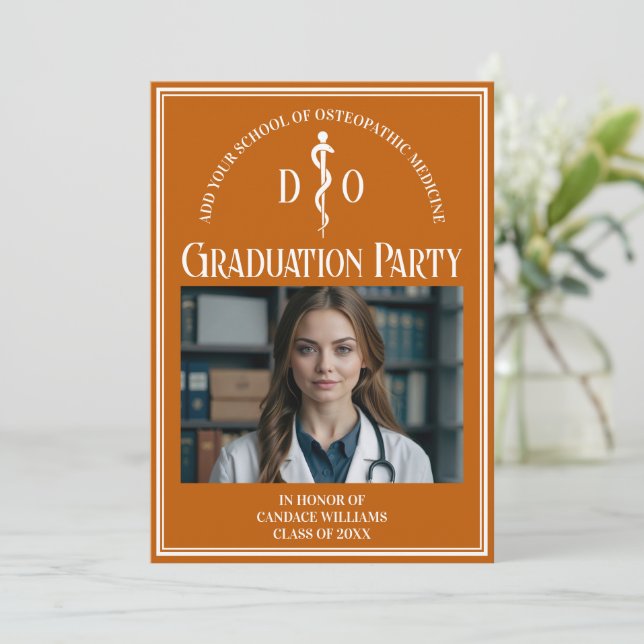 Invitation Orange Ostéopathic Médicale School Graduation Part (Debout devant)