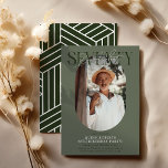 Invitation Ovale moderne photo et signature 70e anniversaire<br><div class="desc">Moderne et élégant 70e anniversaire Invitation. Design présente une photo ovale de la fille/garçon d'anniversaire, l'élégante lettre 'SEVENTY' avec le nom des personnes dans le script signature sur le dessus et un simple modèle de fête d'anniversaire qui est facile à customiser avec vos propres détails. Les couleurs peuvent également être...</div>