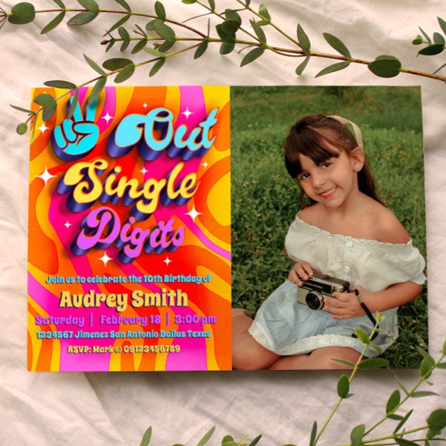 Invitation Paix Simple Chiffres 10 avec Photo (Peace Out Single Digits - Groovy Retro 10th Birthday Landscape Invitation with Photo)