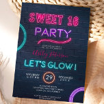 Invitation Panneau néon brillant dans les briques rose foncé<br><div class="desc">Panneau néon brillant dans le rose foncé Sweet 16,  retour aux années 80 avec ce néon cool signe sweet sixteen en rose néon,  bleu,  violet signes lumineux sur mur de brique foncé.</div>