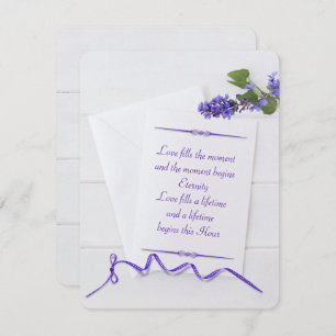 Invitation papier à lettres blanc sur bois avec ruban violet