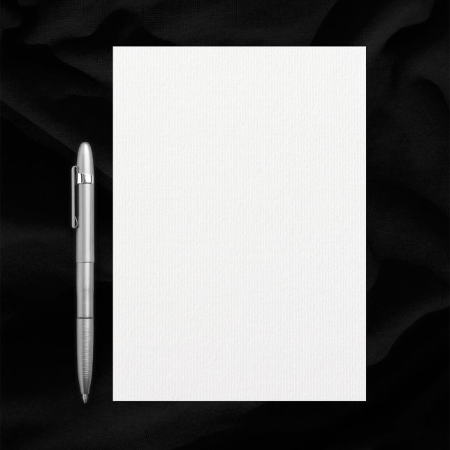 Invitation Papier blanc plat de 100 livres Mariage (Laid paper 5 x 7 blank wedding invitation. Pen for scale.)