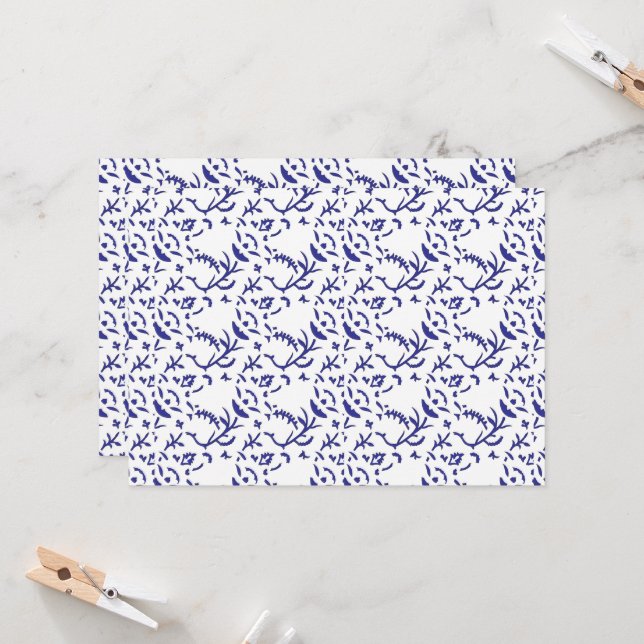 Invitation Papier d'emballage bleu et blanc avec un graphique (Devant/Arrière en situation)