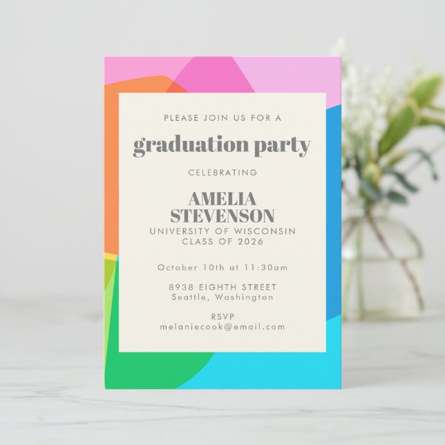Invitation Partie de graduation géométrique Abstraite colorée (Debout devant)