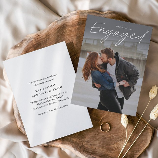 Invitation Partie d'engagement Mariage photo de script modern (Modern script engaged photo wedding engagement party or shower invitations.)