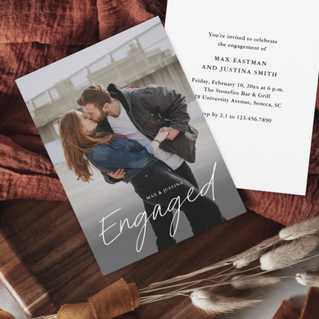 Invitation Partie d'engagement Mariage photo de script modern (Modern script engaged photo wedding engagement party or shower invitation.)