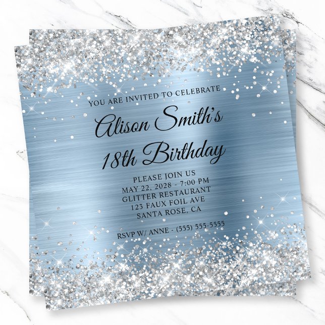 Invitation Parties scintillant d'argent clair Monogramme bleu (Silver Glitter Light Blue Monogram 18th Birthday Invitation)