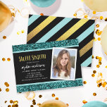 Invitation Parties scintillant turquoise Sweet 16 Photo Anniv<br><div class="desc">Parties scintillant turquoise Photo Anniversaire Fête Invitation présente les mots "Sweet sixteen" dans une police sans serif amusante en fausse feuille d'or avec une parties scintillant turquoise en haut et en bas et un arrière - plan centre noir. Invitation a un turquoise, noir et faux bandes de feuille d'or motif...</div>